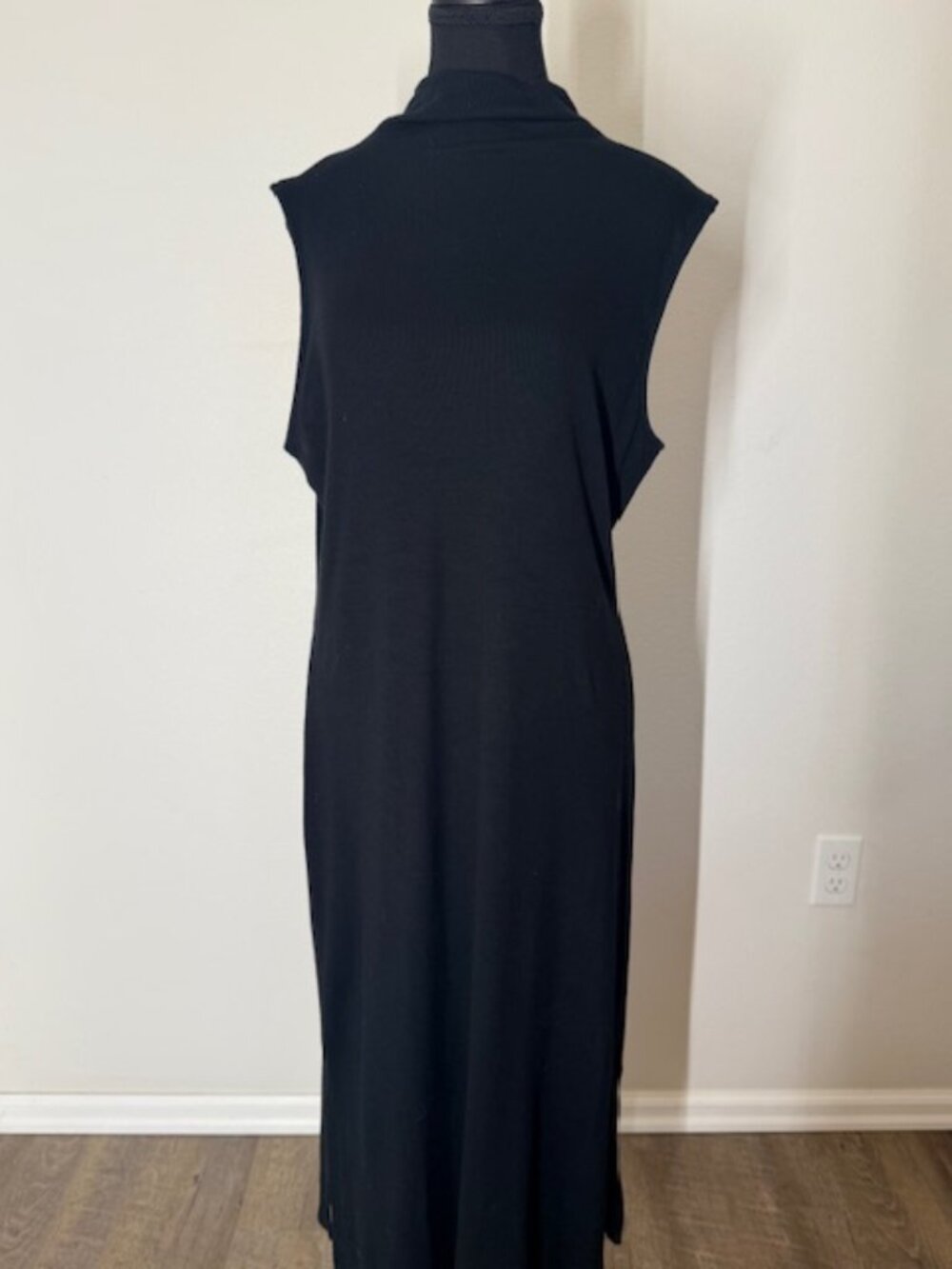 Black sleeveless knit dress L